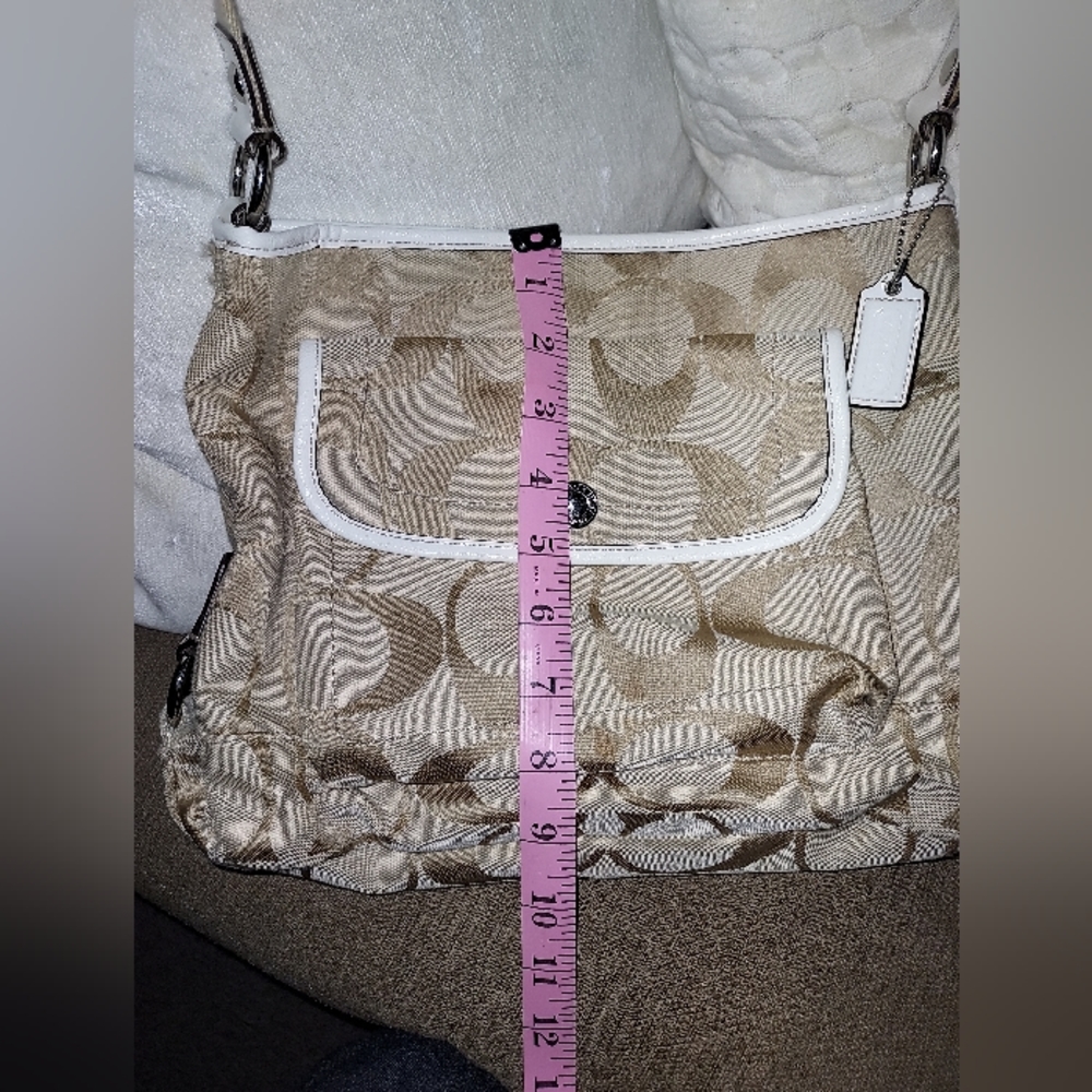 $99! Coach | Crossbody Lavender Inside Purse - Picture 16 of 17
